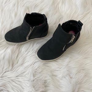 Jessica Carlyle black wedge Booty